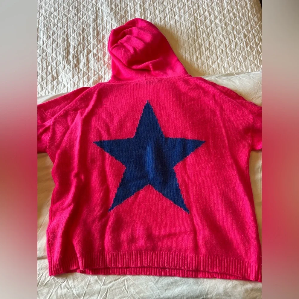 360 Cashmere Sweater with a Hood
Size medium - Picture 2 of 3